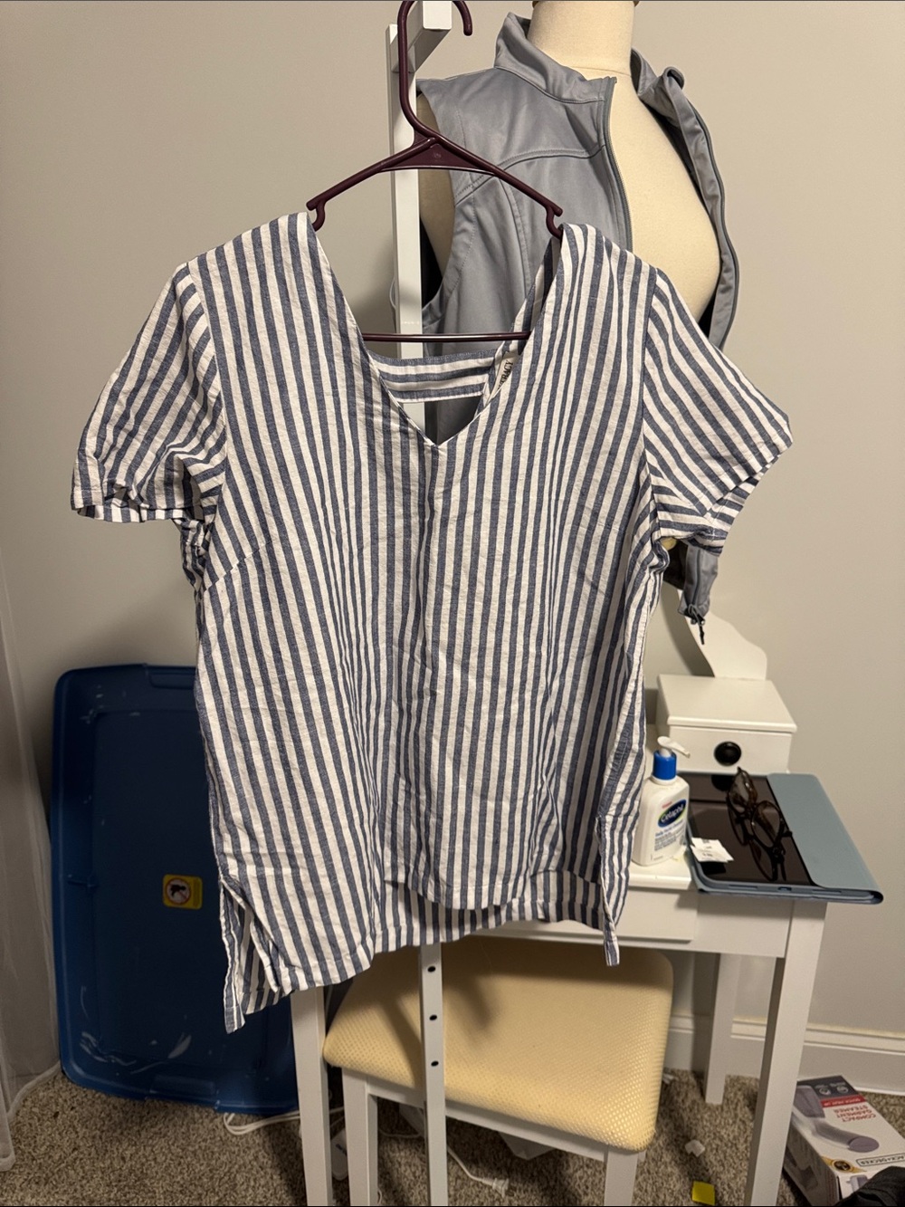 Ellen Tracy Blue and White Striped V-Neck Top 👙
